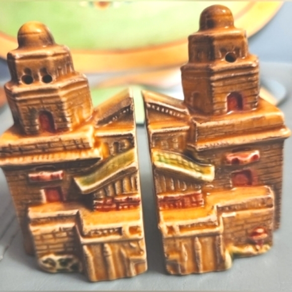 60s HEARST CASTLE Kitsch State Landmark Souvenir Royal Gold Salt Pepper Shakers - Picture 4 of 15